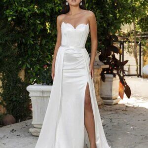 Jersey wedding gown.Fitted corset off white bridal gown